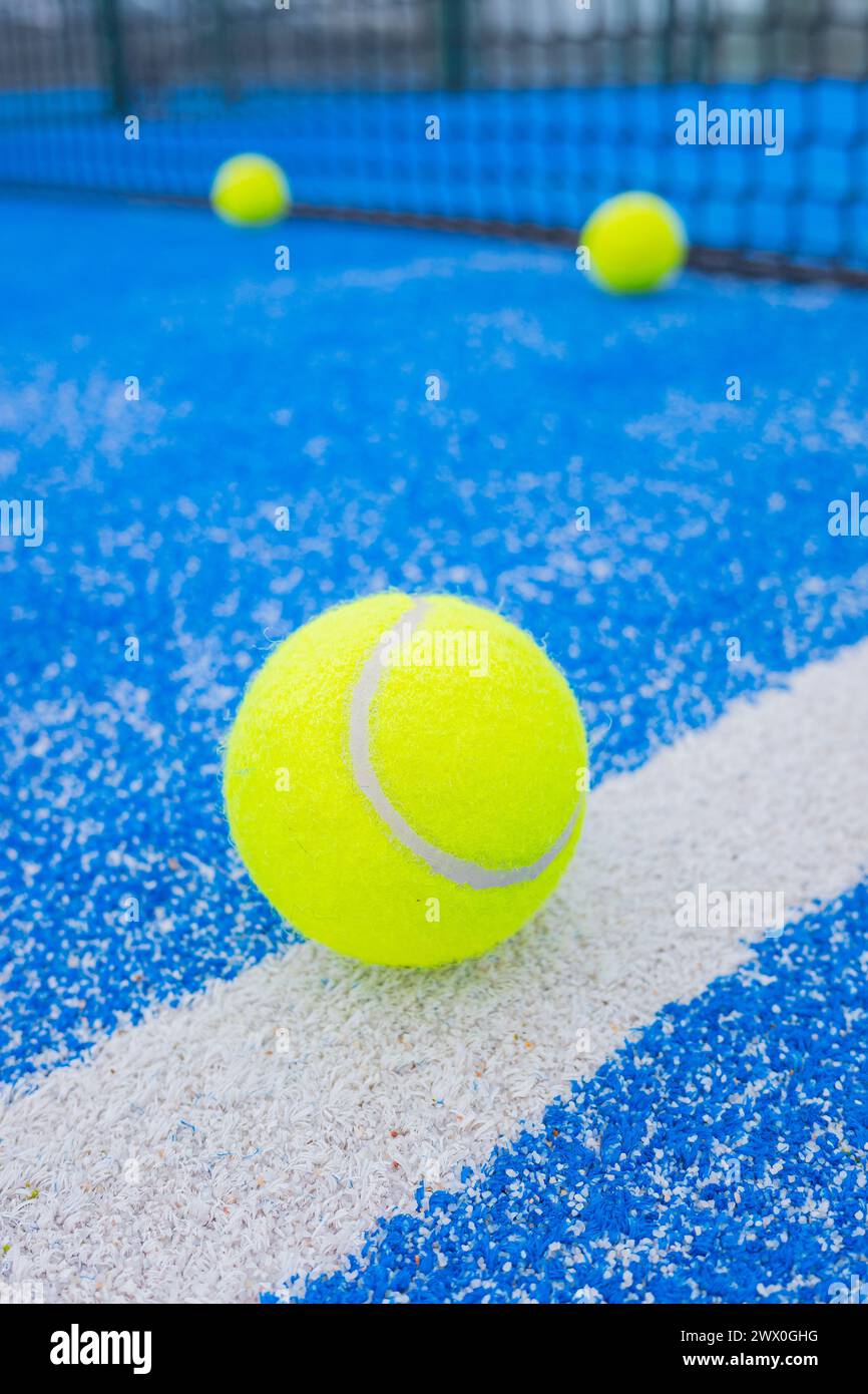 palline in un campo da paddle tennis blu, sport con racchette Foto Stock