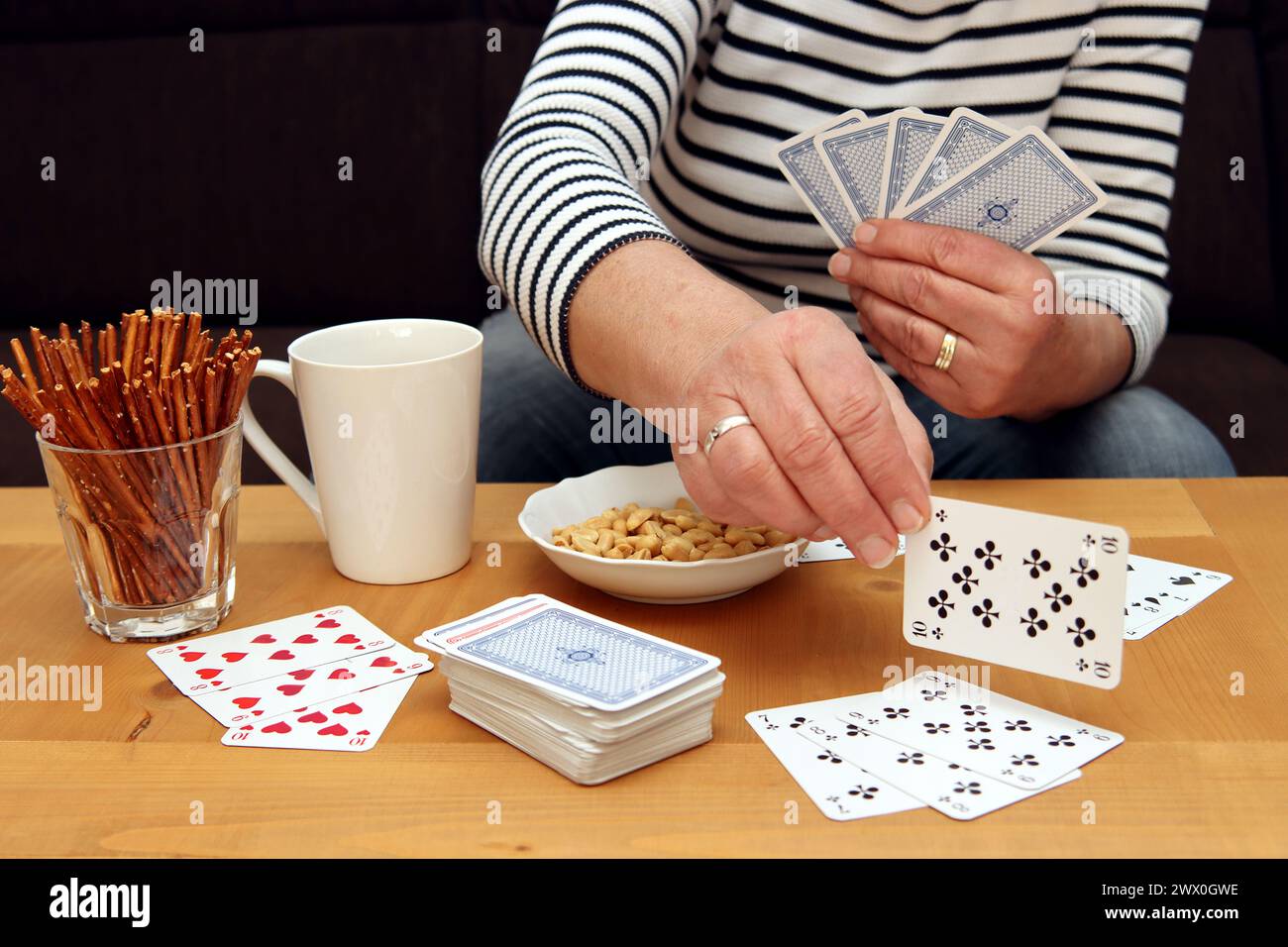 La donna gioca a carte Foto Stock