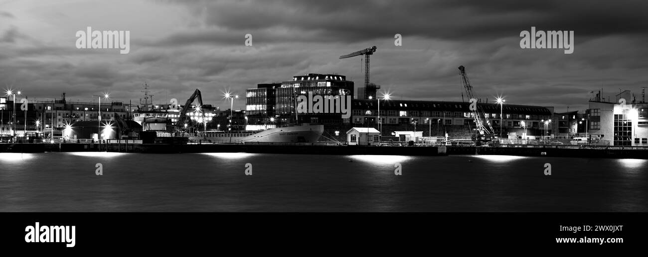 Porto di Galway dal molo di Nimmo Foto Stock