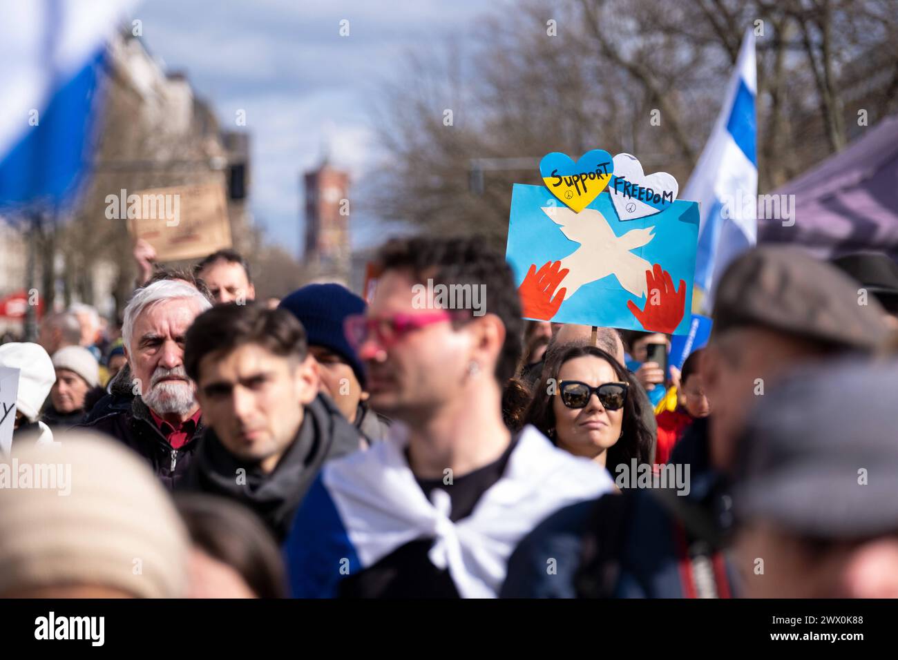 Protesta gegen die Wiederwahl des russischen Präsidenten Vladimir Putin unter dem motto Schluss mit Putin, mit Krieg, Lüge und Repressionen vor der Russischen Botschaft a Berlin-Mitte. / Protesta contro la rielezione del presidente russo Vladimir Putin con lo slogan Stop Putin, guerra, menzogne e repressione di fronte all'ambasciata russa a Berlino-Mitte. Snapshot-Photography/K.M.Krause *** protesta contro la rielezione del presidente russo Vladimir Putin con lo slogan Stop Putin, guerra, menzogne e repressione di fronte all'ambasciata russa a Berlino Mitte protesta contro la rielezione di R. Foto Stock