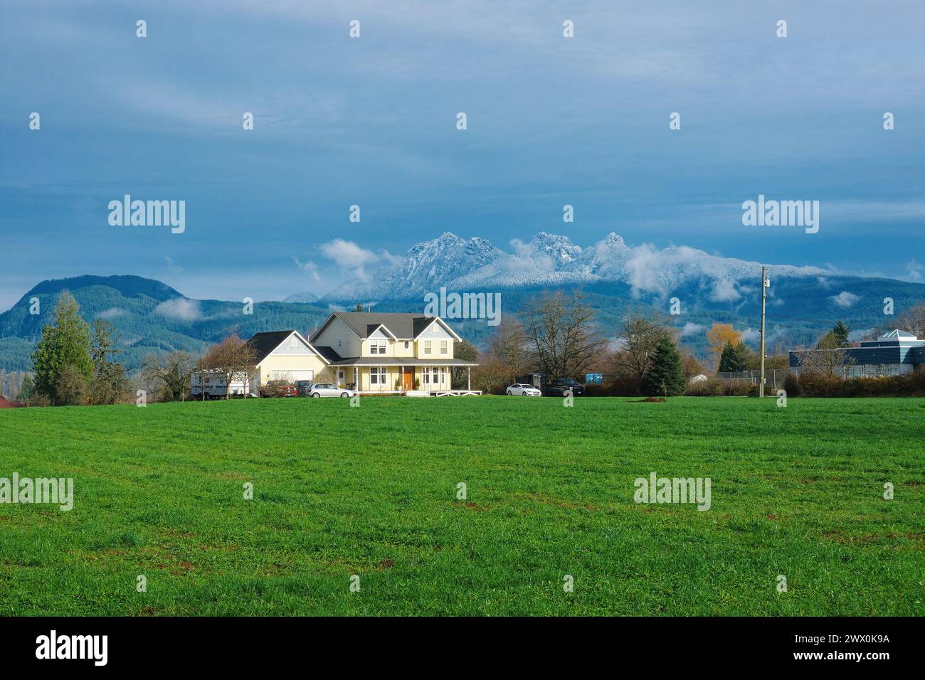 Una fattoria con sfondo di montagna - Maple Ridge, B. C., Canada. Foto Stock