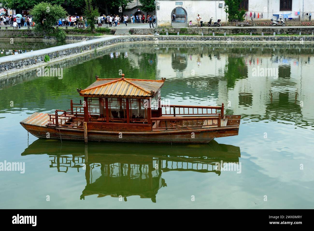 Una barca in legno in deterioramento decora la periferia dell'antico villaggio di Xidi a Huangshan, in Cina. Foto Stock