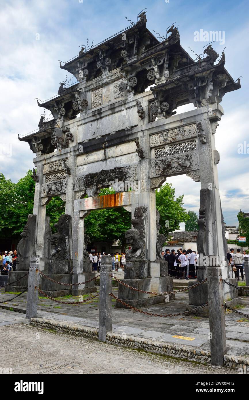 Un'antica scultura in pietra segna l'ingresso all'antico villaggio di Xidi a Huangshan, in Cina. Foto Stock