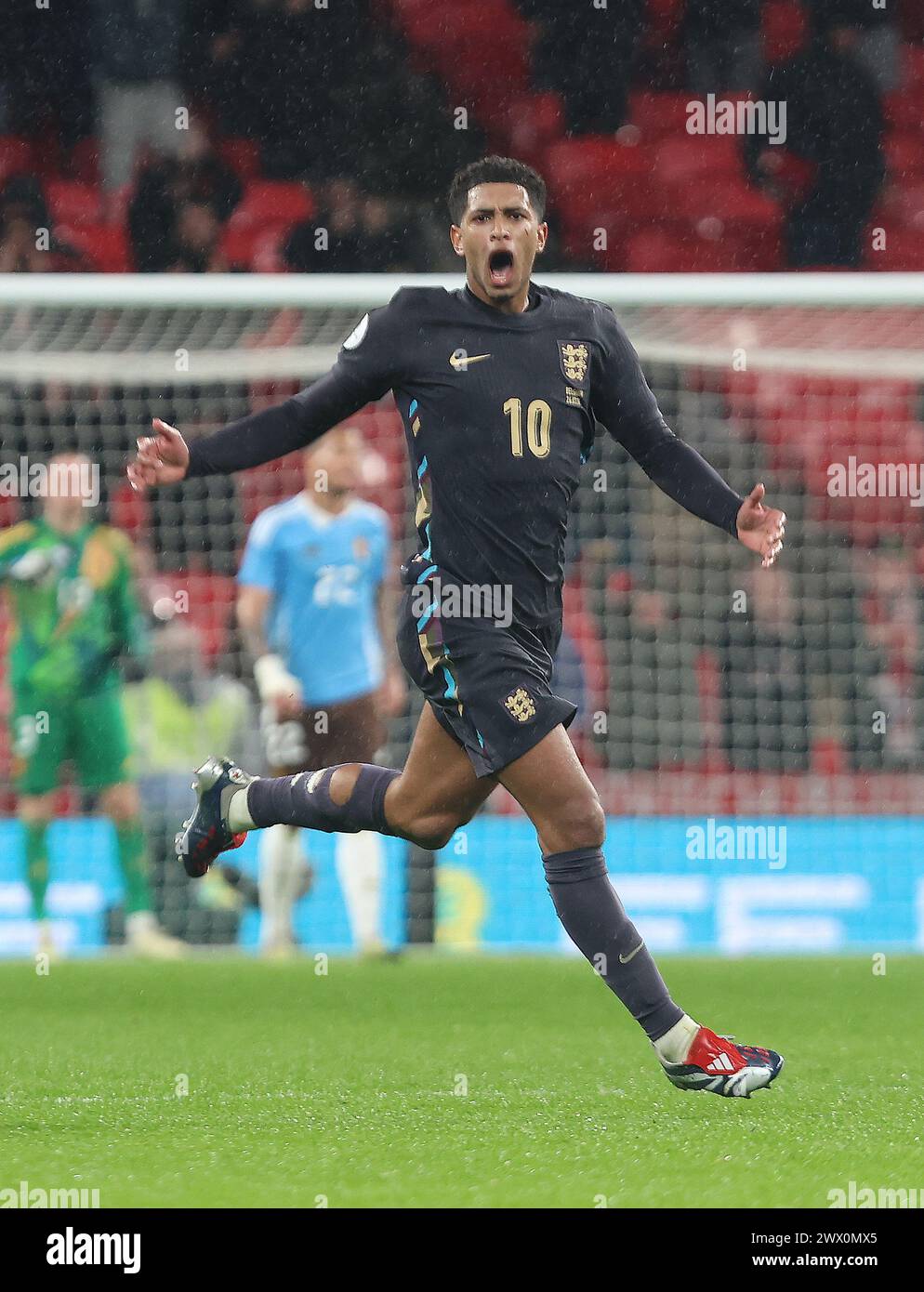 Londra, Regno Unito. 26 marzo 2024. Jude Bellingham (Real Madrid), Inghilterra, celebra il suo gol di pareggio con i suoi contendenti, segnando 2-2 punti durante l'amichevole internazionale di calcio tra Inghilterra e Belgio allo stadio di Wembley, Londra, Regno Unito - 26 marzo 2024. Crediti: Action foto Sport/Alamy Live News Foto Stock