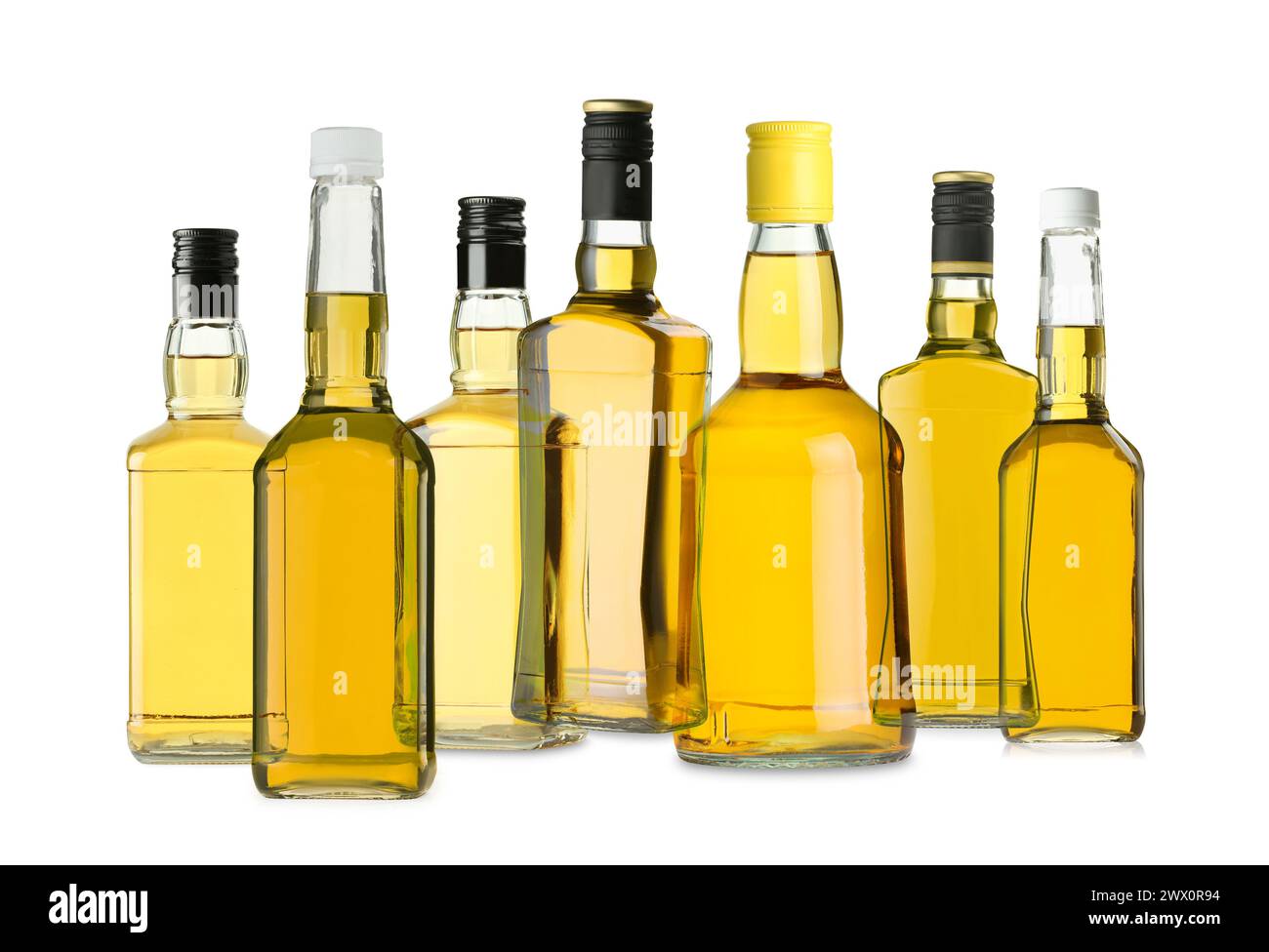 Molte bottiglie di whisky isolate su bianco, set Foto Stock