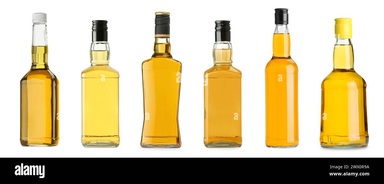 Molte bottiglie di whisky isolate su bianco, set Foto Stock