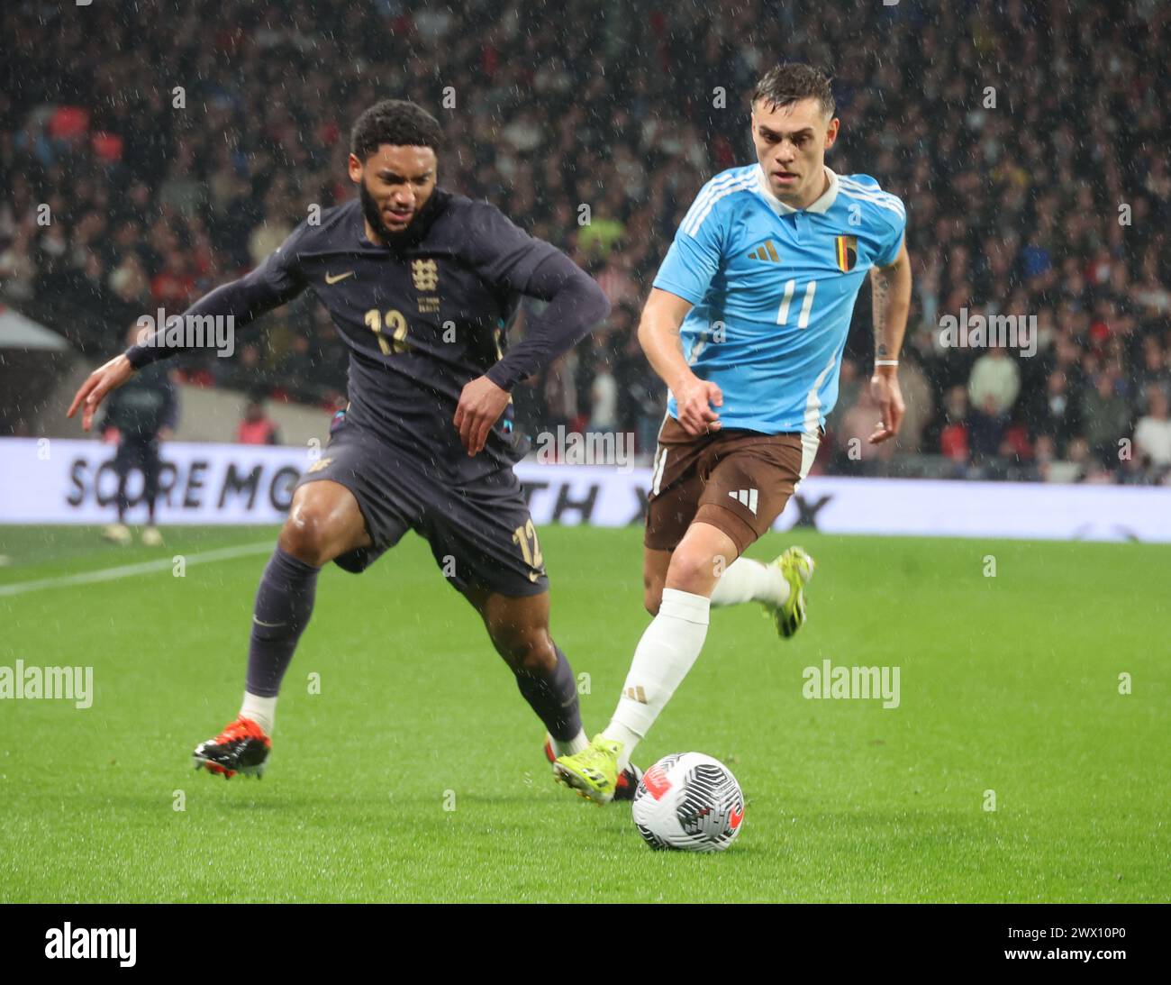 Londra, Regno Unito. 26 marzo 2024. Leandro Trossard (Arsenal) del Belgio tiene in azione Joe Gomez (Liverpool) dell'Inghilterra durante la partita amichevole internazionale di calcio tra Inghilterra e Belgio allo stadio di Wembley, Londra, Regno Unito - 26 marzo 2024. Crediti: Action foto Sport/Alamy Live News Foto Stock