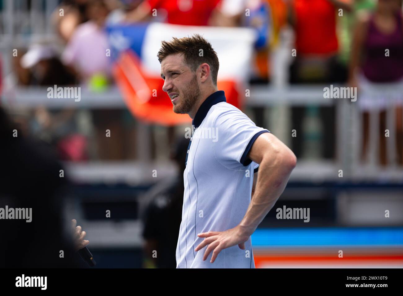 MIAMI GARDENS, FLORIDA - MARZO 26: Nicolas Jarry del Cile risponde alle domande dell'intervista dopo aver sconfitto Casper Ruud della Norvegia durante la loro partita l'11° giorno del Miami Open all'Hard Rock Stadium il 26 marzo 2024 a Miami Gardens, Florida. (Foto di Mauricio Paiz) Foto Stock