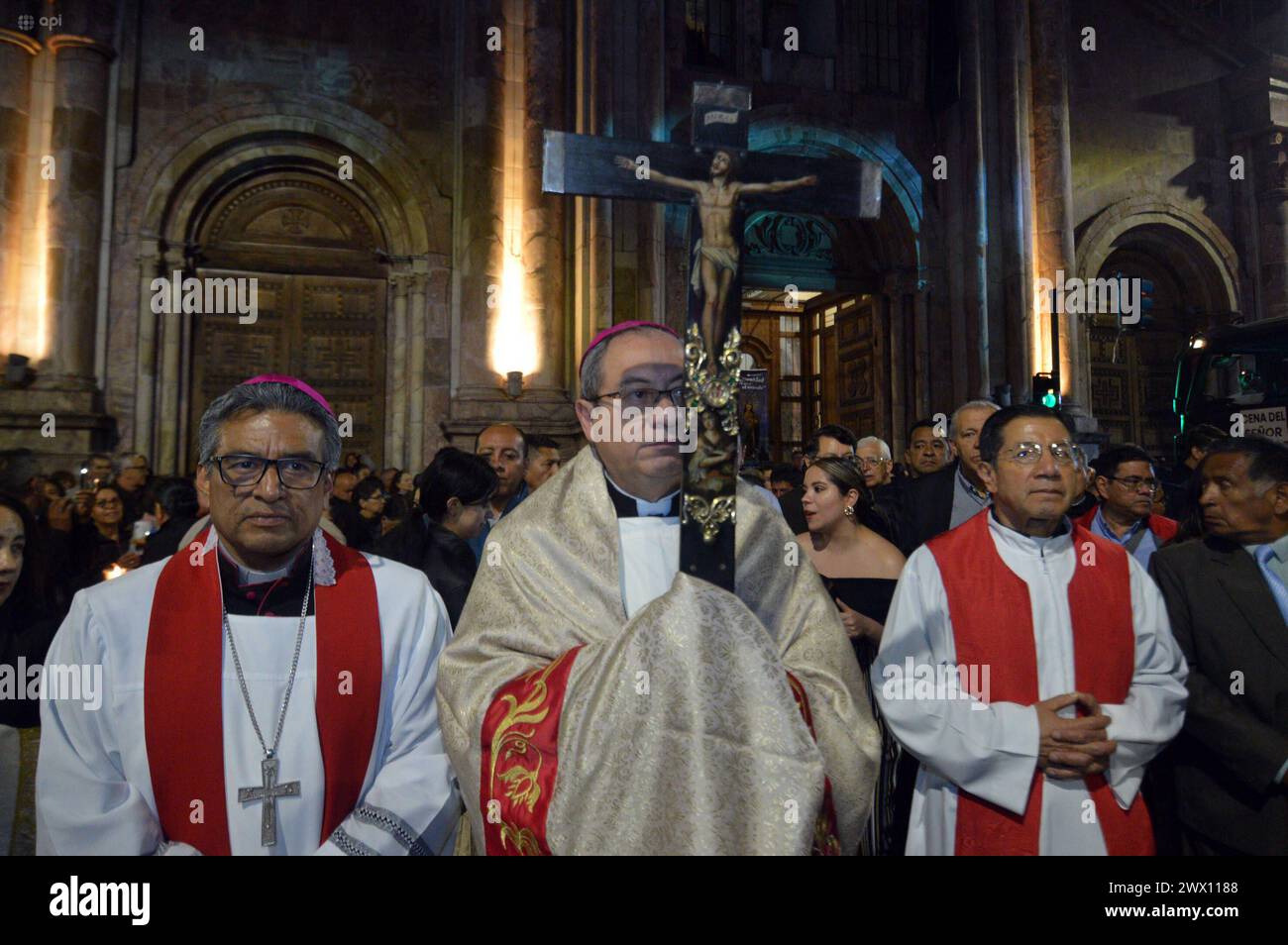 CUENCA-PROCESION DE LOS PASOS Cuenca, Ecuador 26 de marzo de 2024 Luego de 40 anos, fieles de las parroquias del centro historico retoman la procesion de los pasos , en un recorrido que recuerda cada uno de los Momentos y episodios de la pasion de Jesucristo, desde San Blas hasta la Catedral de la Inmaculada Concepcion. Representative en cada paso o conjunto de esculturas religiosas. foto Boris Romoleroux/API. REL-CUENCA-PROCESIONDELOSPASOS-13813b060705cb74caa07d99ff191a73 *** CUENCA PROCESION DEI GRADINI Cuenca,Ecuador marzo 26, 2024 dopo 40 anni, fedeli delle parrocchie della storica Foto Stock