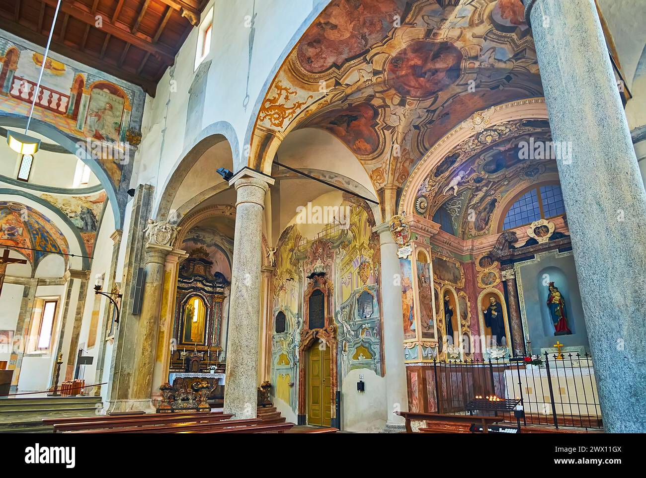 LOCARNO, SVIZZERA - 26 MARZO 2022: Tracce di affreschi colorati sulle valls e sulla volta della storica Chiesa di San Francesco, Locarno, Svizzera Foto Stock