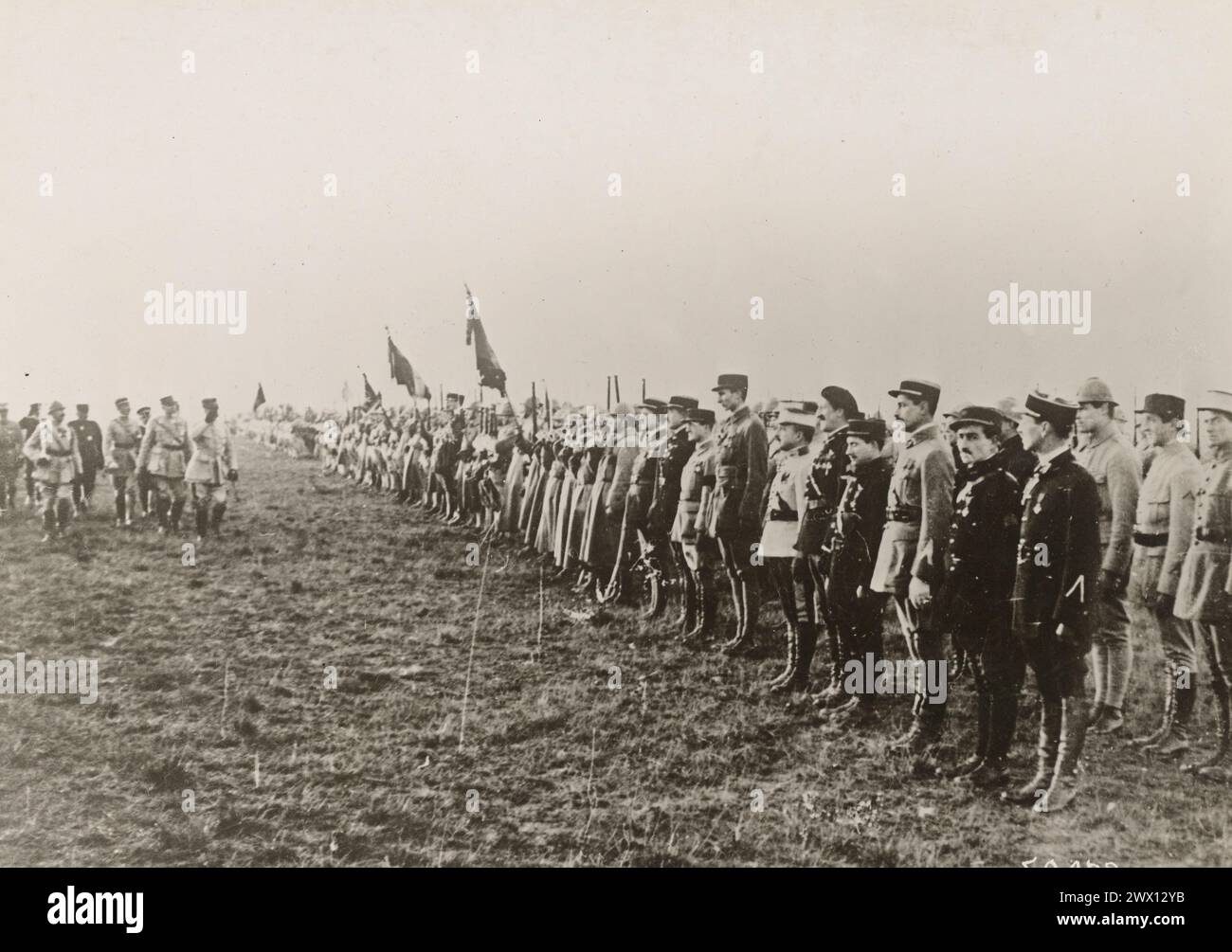 Gli aviatori francesi sono stati esaminati dal generale Petain in apprezzamento del loro eroico lavoro. Foto scattata in Belgio ca. 1916-1919 Foto Stock