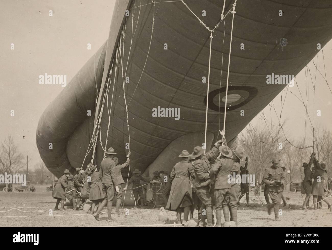 Operazioni con palloni. Dettaglio cestino di 28th Balloon Co., commutazione cestino da Caquot Balloon a Polo Field, Washington, D.C CA. 1919 Foto Stock