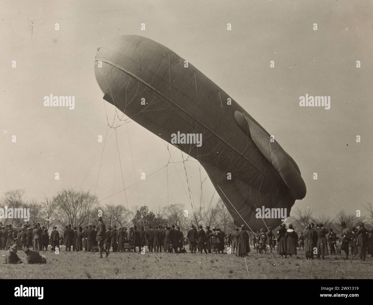 Operazioni con palloni. Tenere premuto il pallone Caquot mentre si cambia passeggero al Polo Field, Washington, D.C CA. 1919 Foto Stock