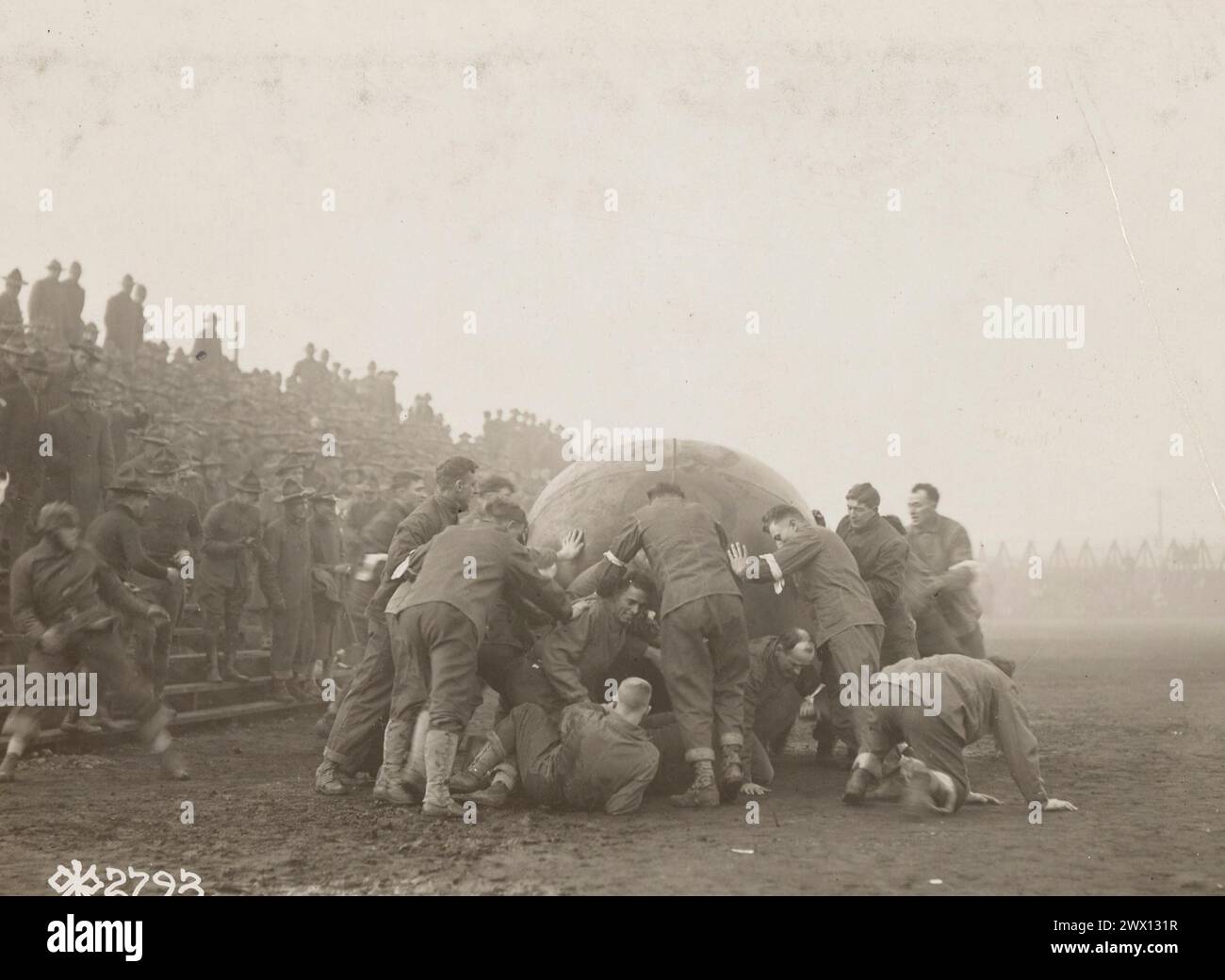 91st Division, Camp Lewis, American Lake, Washington. Spingere la sfera. La palla costa $ 325,00 ma la sfera gigantesca si ripaga da sola nel divertimento derivato CA. 1917 Foto Stock