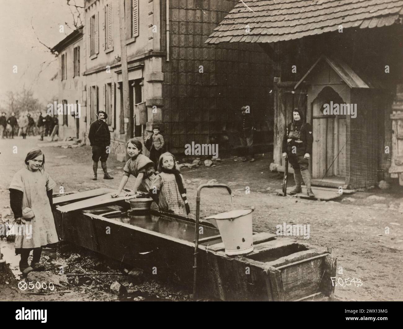 Ragazze che lavano vestiti di soldati alpini nella regione dell'Alsazia in Francia ca. 1918 Foto Stock