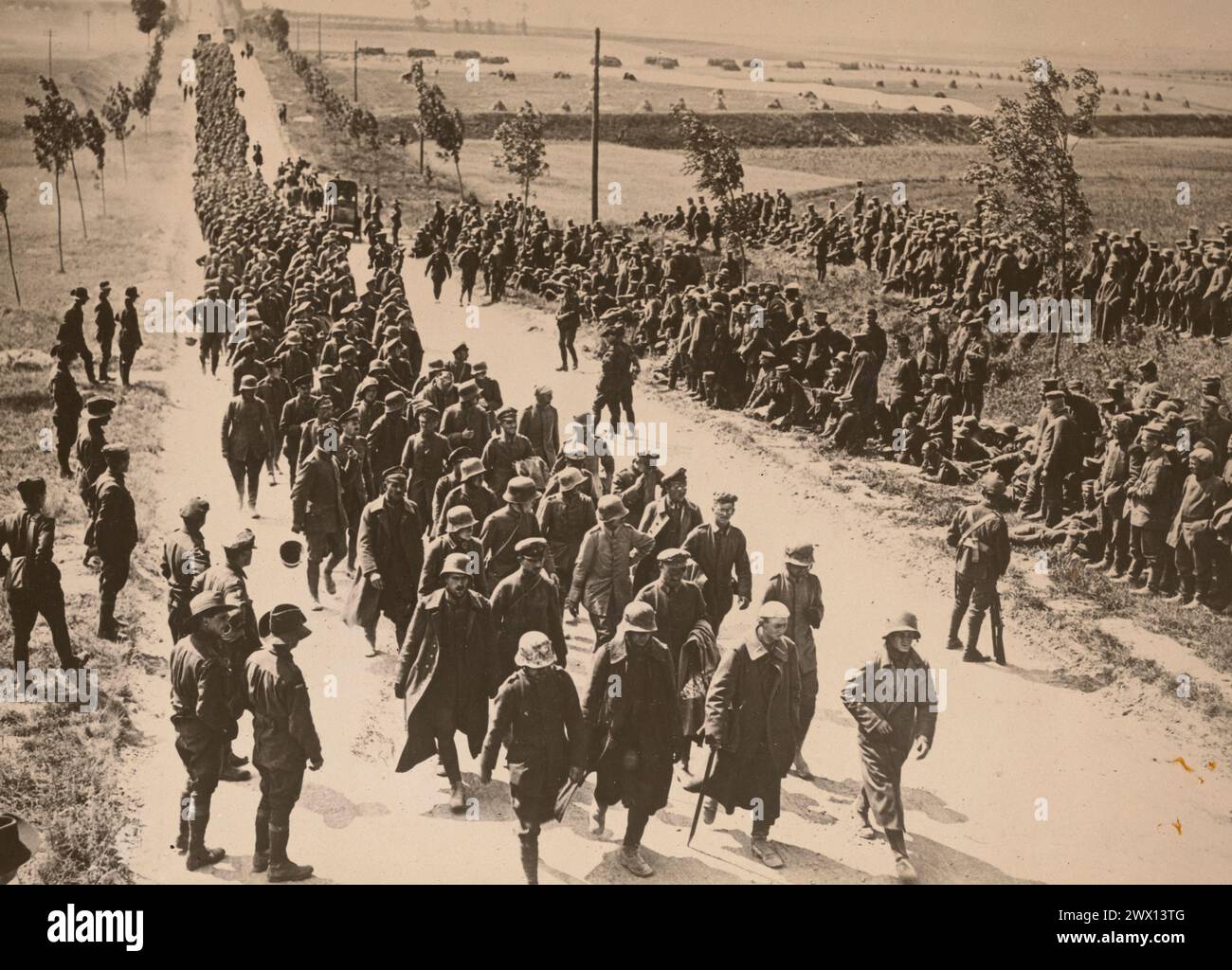 I prigionieri di guerra tedeschi marciarono verso le retrovie, dopo essere stati catturati durante l'agosto 1918 nell'offensiva britannica contro il fronte occidentale ca. 1918 Foto Stock