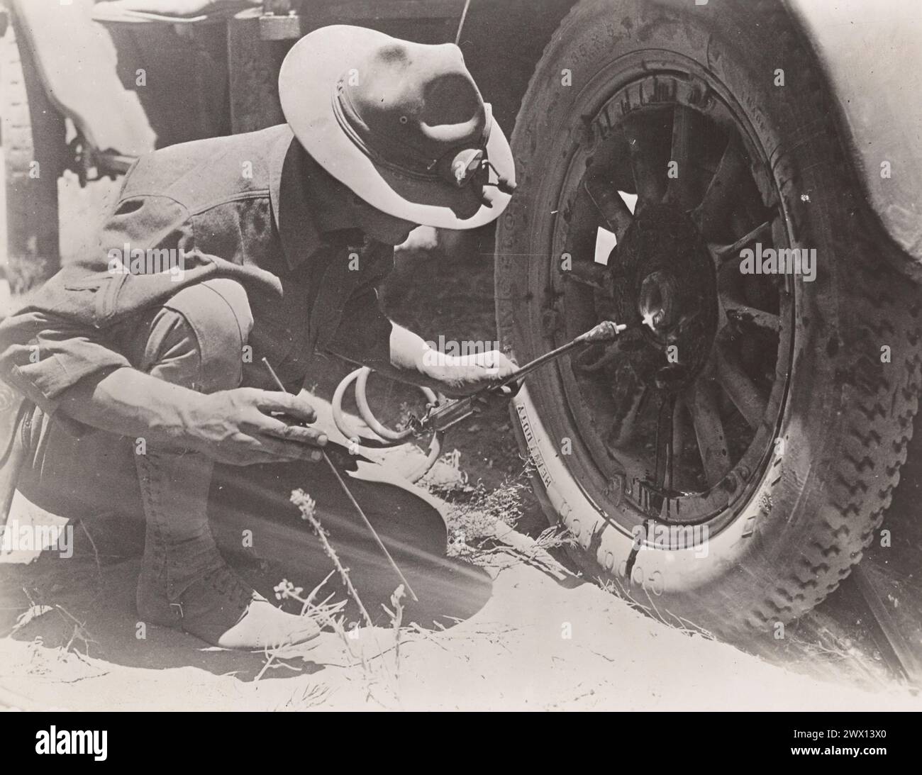 Un soldato che salda una ruota di camion sul campo durante le manovre della 1st Cavalry Division ca. 1931 Foto Stock