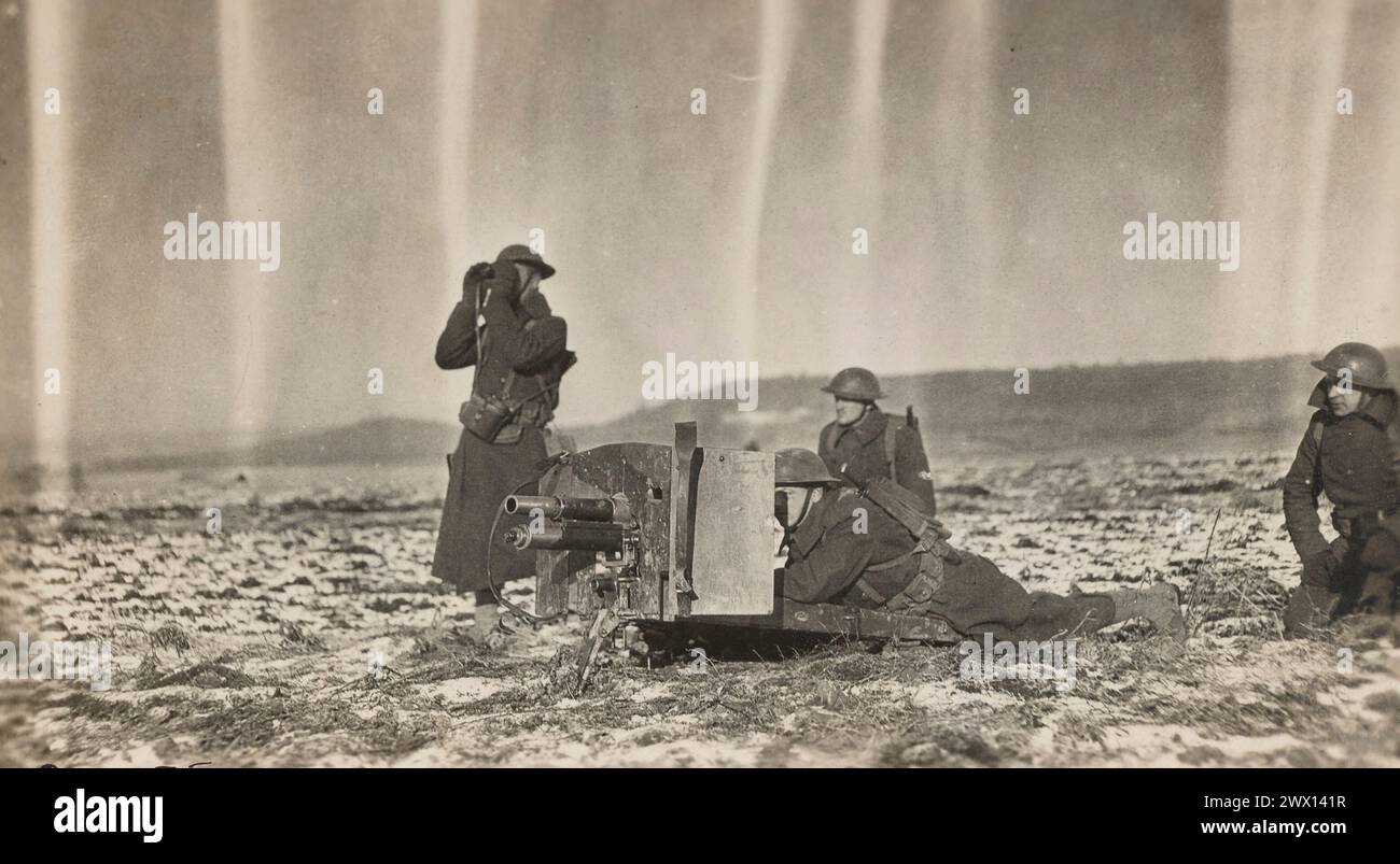 Un equipaggio di soldati americani ha un cannone da una libbra. 1917 o 1918 Foto Stock