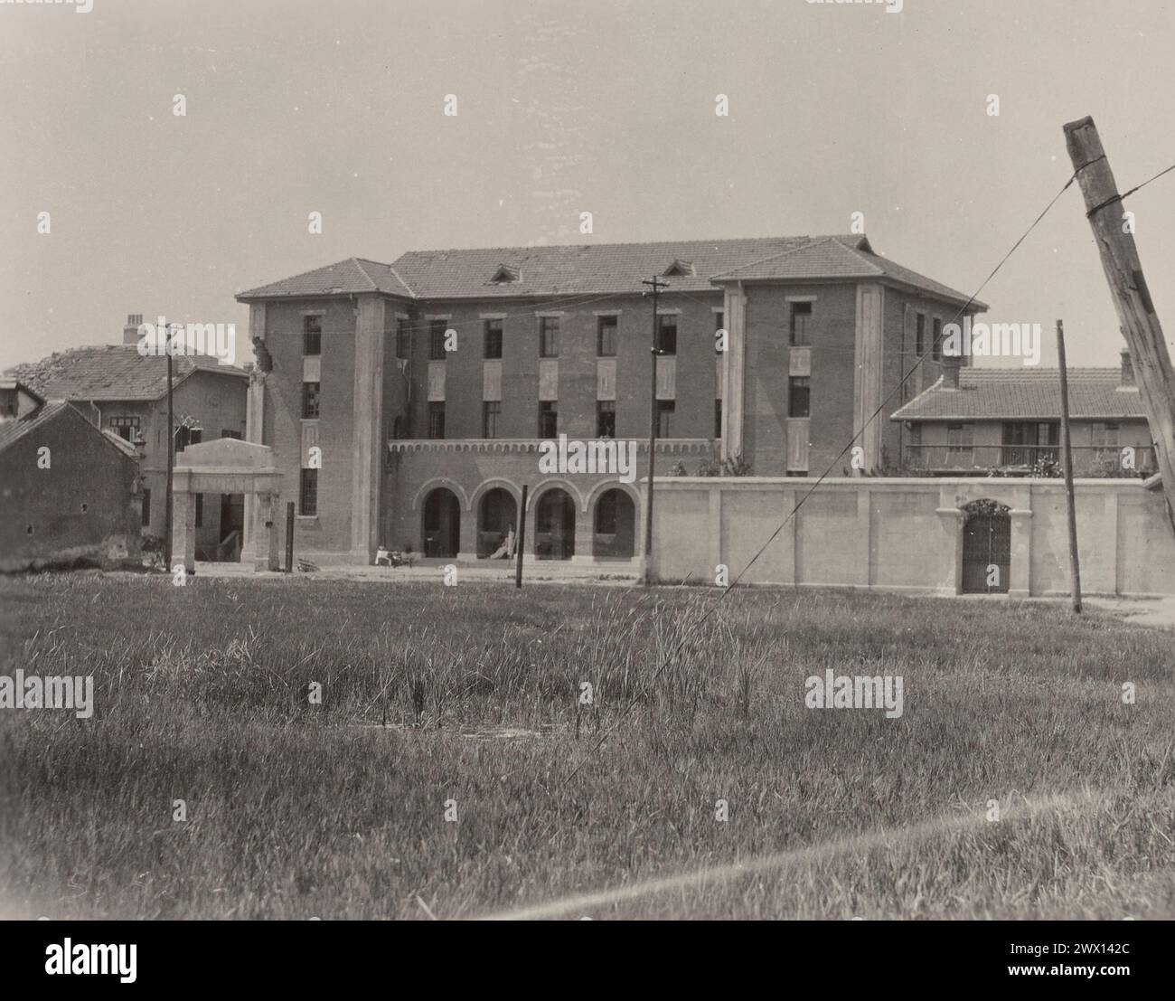 Kaingwan, Cina. Edificio che fu utilizzato dai giapponesi come quartier generale durante la guerra sino-giapponese del 1932 ca. 1932 Foto Stock