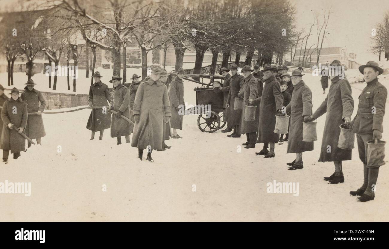 I soldati americani formano una brigata a secchio d'acqua per spegnere un incendio CA. 1917 o 1918 Foto Stock
