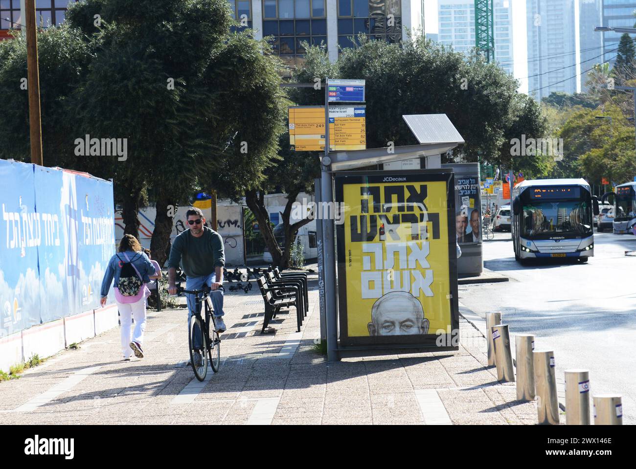 Poster "You Are the Head You Are Guilty" a Tel-Aviv, Israele. Foto Stock