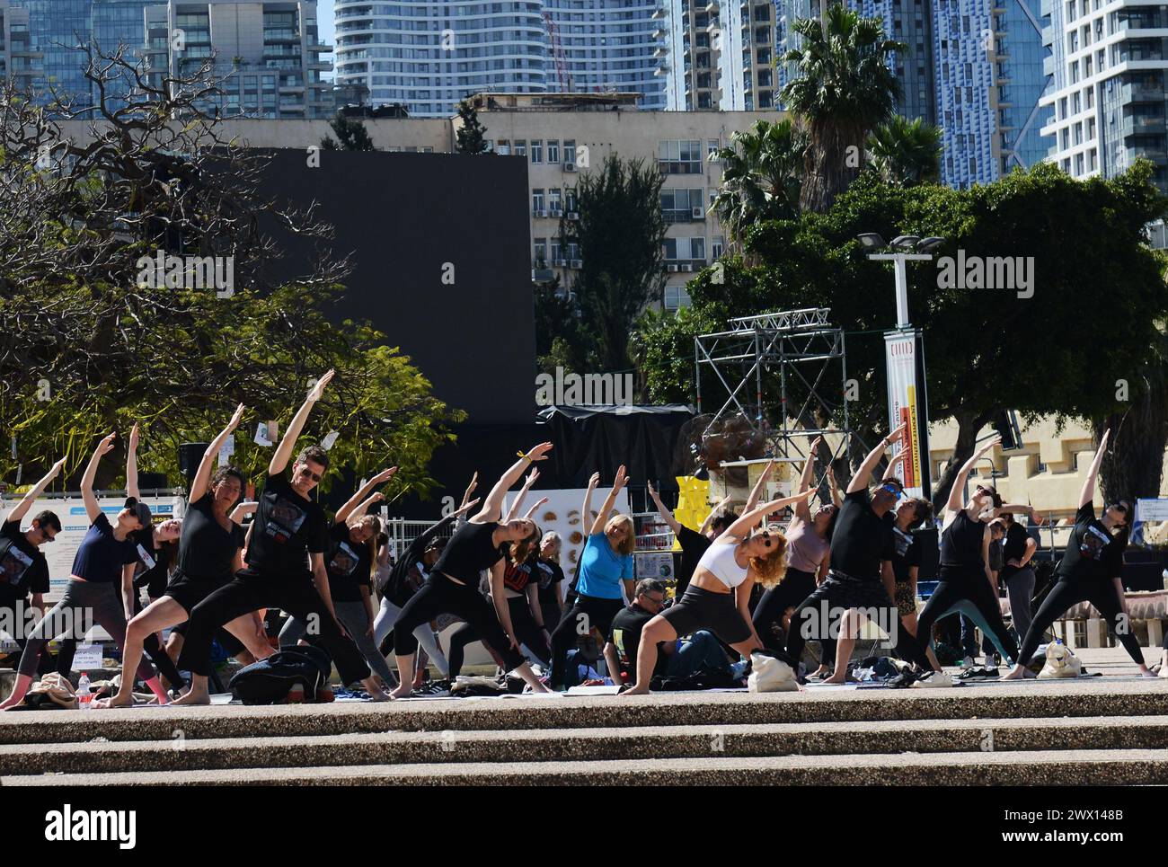 Sessione di yoga per le famiglie degli ostaggi di Gaza nella piazza degli ostaggi a Tel-Aviv, Israele. Foto Stock