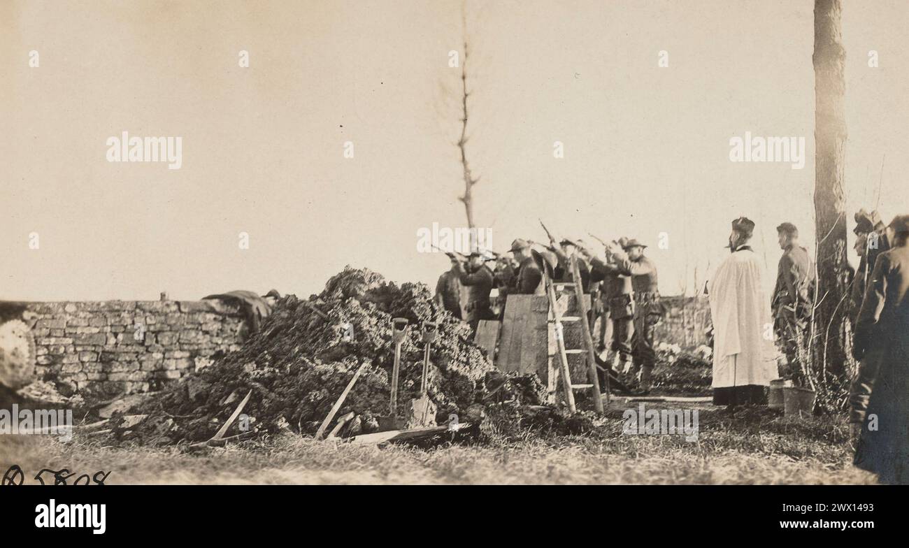 Soldati che sparano un pallavolo sulla tomba di un marine caduto; Bruvans France ca. 1917 o 1918 Foto Stock