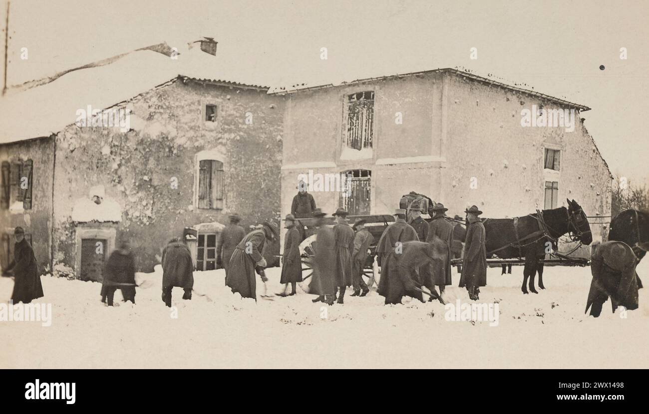 I soldati americani scagliano neve dalle strade di Damblain, Francia ca. 1917 o 1918 Foto Stock