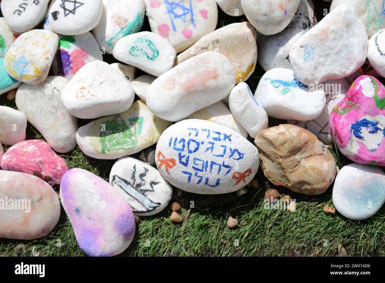 Pietre con disegni e messaggi per gli ostaggi a Gaza. Piazza degli ostaggi, Tel-Aviv, Israele. Foto Stock