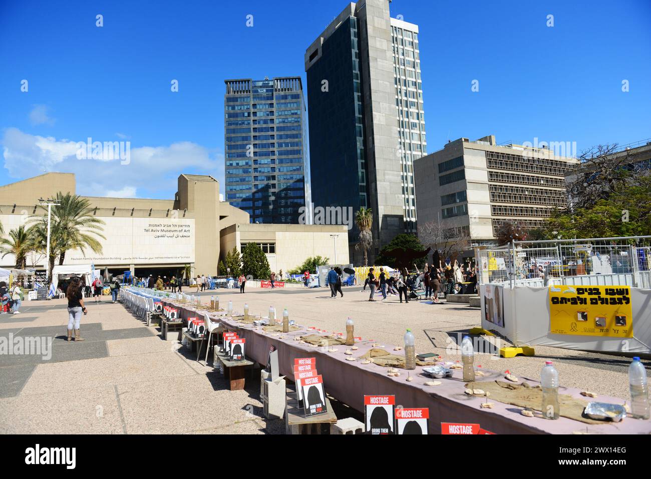 Un'installazione di un tavolo da pranzo di sabato con sedie per gli ostaggi a Gaza in Piazza degli ostaggi, Tel-Aviv, Israele. Foto Stock