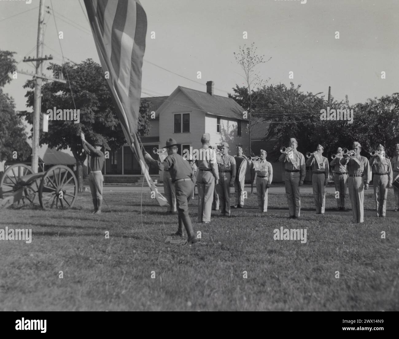 Marine Drum & Bugle Corps che gioca come bandiera è corsa su. Partite nazionali, Camp Perry, Ohio CA. 1935 Foto Stock