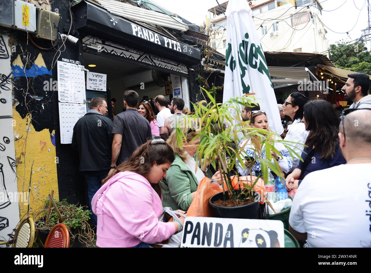 Ristorante mediterraneo Pita Panda al Carmel Market di Tel-Aviv, Israele. Foto Stock