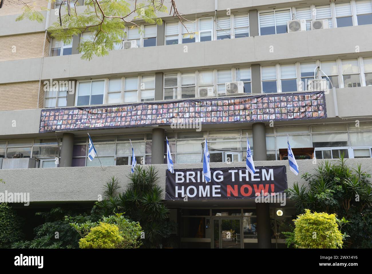Porta a casa gli ostaggi ora i cartelli appesi all'edificio Wizo, David Hamelech Blvd, Tel-Aviv, Israele. Foto Stock