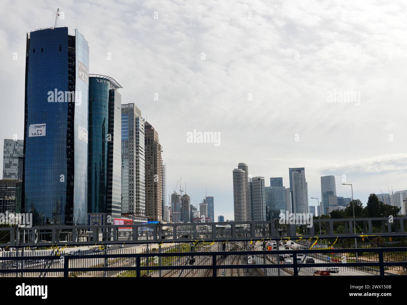 Moderni grattacieli lungo la Ayalon Freeway a Tel-Aviv, Israele. Foto Stock