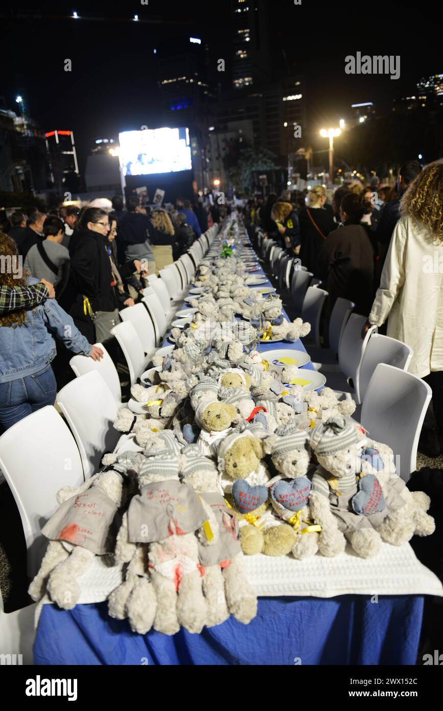 Un'installazione di un tavolo da pranzo di sabato con sedie per gli ostaggi a Gaza in Piazza degli ostaggi, Tel-Aviv, Israele. Foto Stock