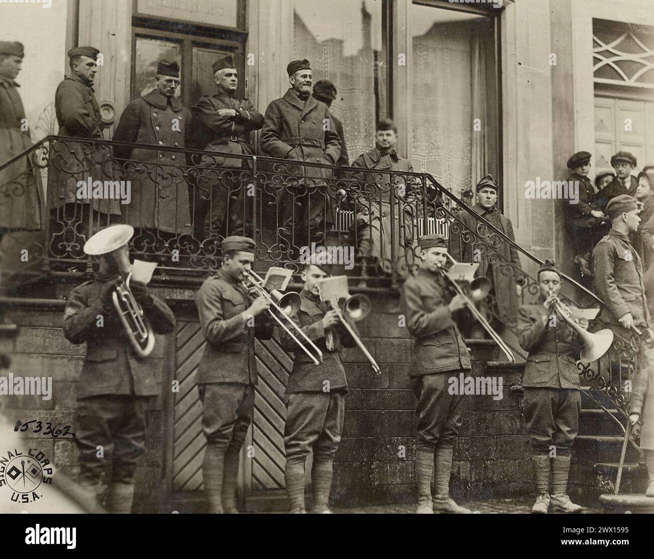 Band che suona e parla alla prima celebrazione del Ringraziamento sulla frontiera tedesca. Echternach, Lussemburgo CA. 1918 Foto Stock