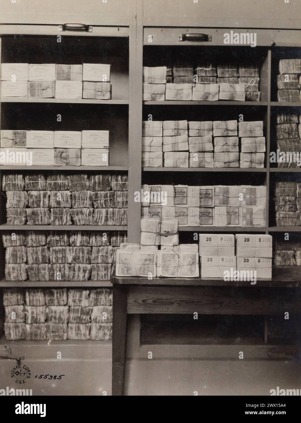 Una cripta piena di trenta milioni di marchi e quindici milioni di franchi dalla terza Armata. La volta si trova nel seminterrato di un edificio del governo imperiale tedesco, occupato dal quartier generale, terza Armata; Coblenz Germania ca. 1919 Foto Stock