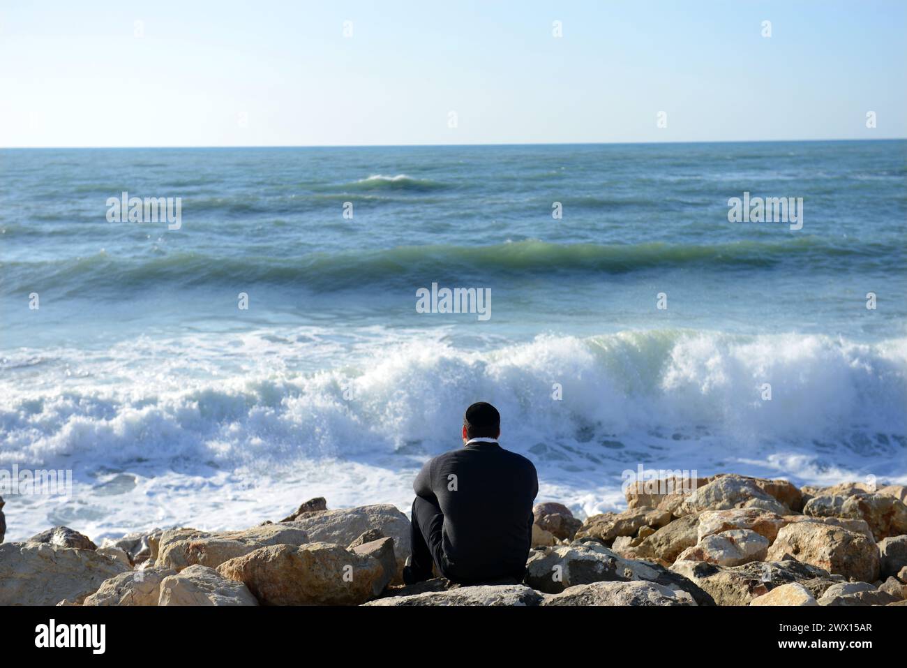 Un uomo che si diverte a guardare le onde a Tel-Aviv, Israele. Foto Stock