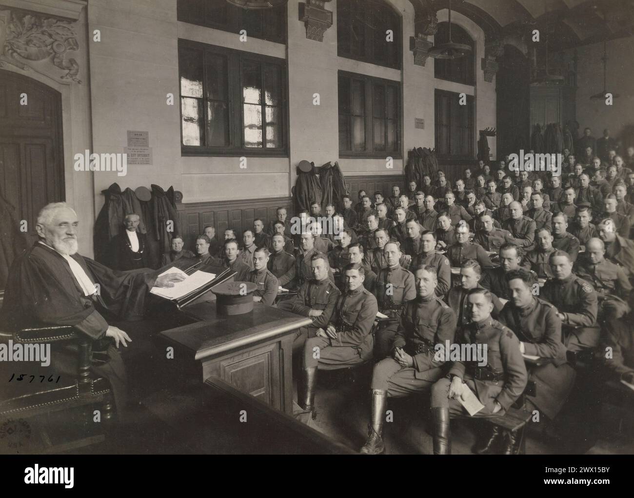 Soldati in una classe di diritto costituzionale presso l'Ecole de Droit, Universite de Paris. Parigi, Sien, Francia ca. Aprile 1919 Foto Stock