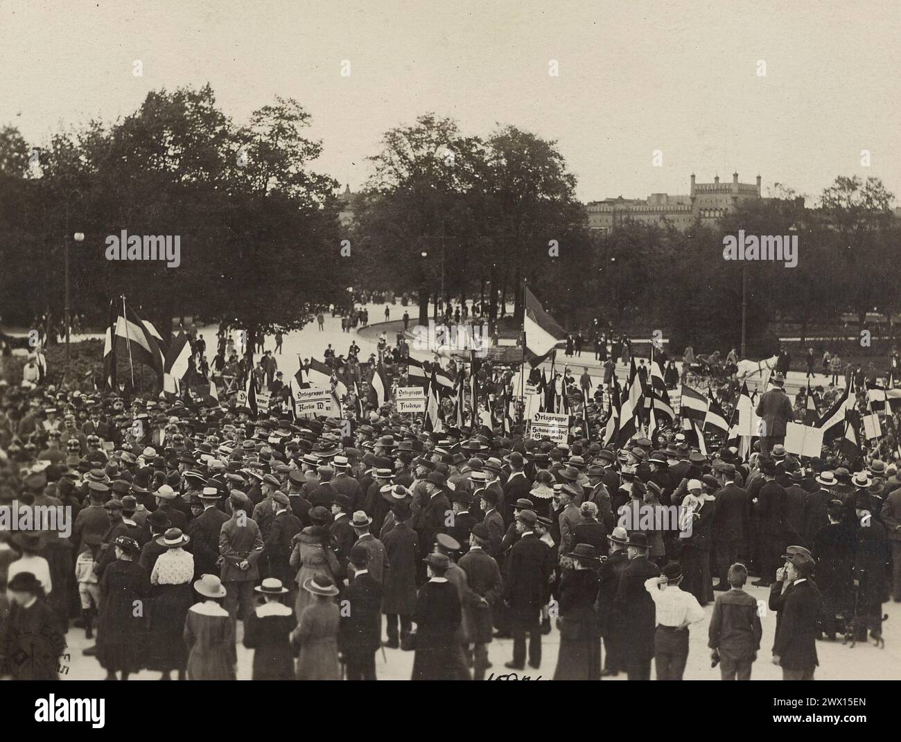 La folla ascolta gli oratori alla manifestazione contro i termini di pace. Berlino, Germania ca. 12 maggio 1919 Foto Stock