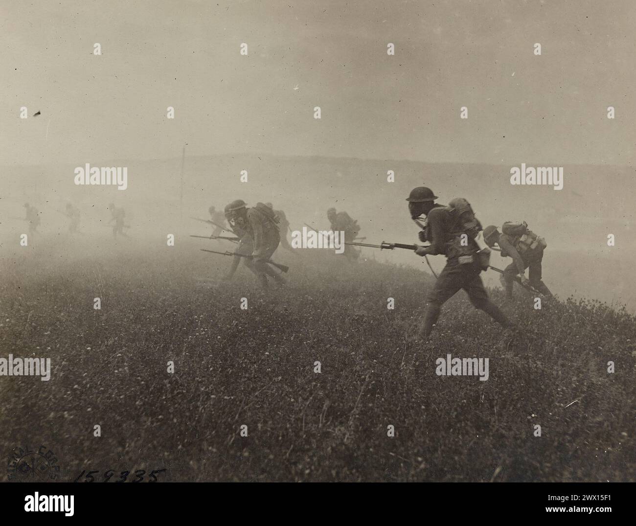 Foto della prima guerra mondiale: Uomini della 6th Infantry Brigade in No Man's Land durante un attacco di gas (manovra). Andernach, Germania ca. data sconosciuta Foto Stock