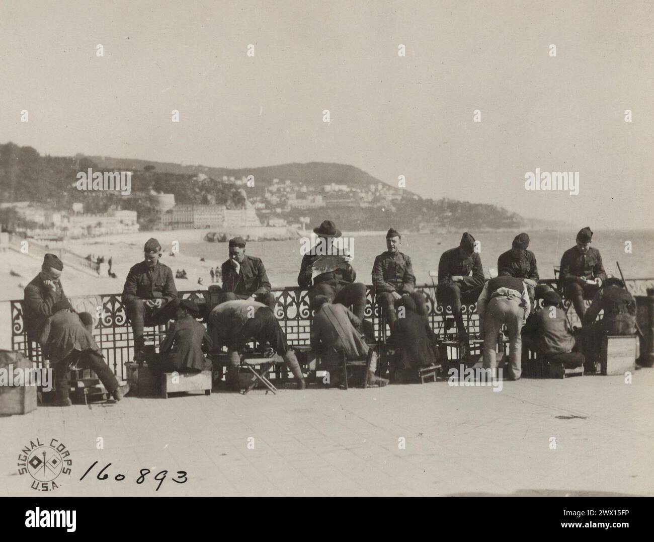 GLI AMERICANI FANNO Un GROSSO AFFARE con i francesi a Nizza, fanno brillare le loro scarpe davanti al Casinò, ora Y.M.C.A. con le Alpi sullo sfondo. Uscire dall'area. Bello. Alpes Maritimes, Francia ca. 1919 Foto Stock