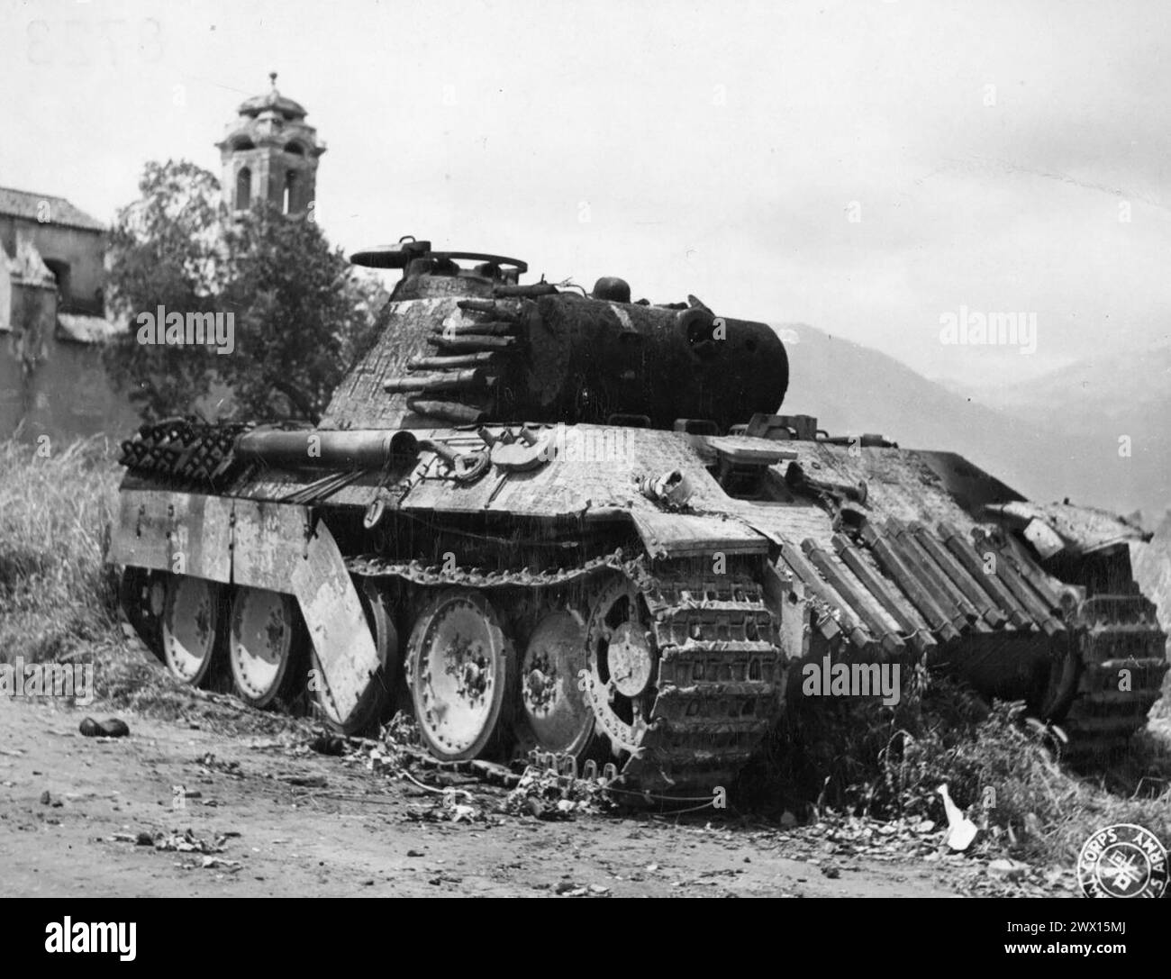 Didascalia originale: 'V Esercito, zona Torre tre Ponti, Italia. Distrutto "Tiger" [Panther MK V] Tank, Route 7, appena fuori Torre tre Ponti." ca. 1944 Foto Stock