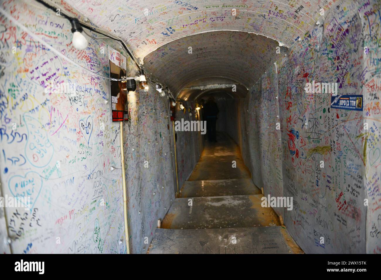 L'istillazione "The Tunnel" (di Roni Levevi) simula la terribile realtà in cui gli ostaggi israeliani sono detenuti dagli Hammas. Tel-Aviv, Israele. Foto Stock