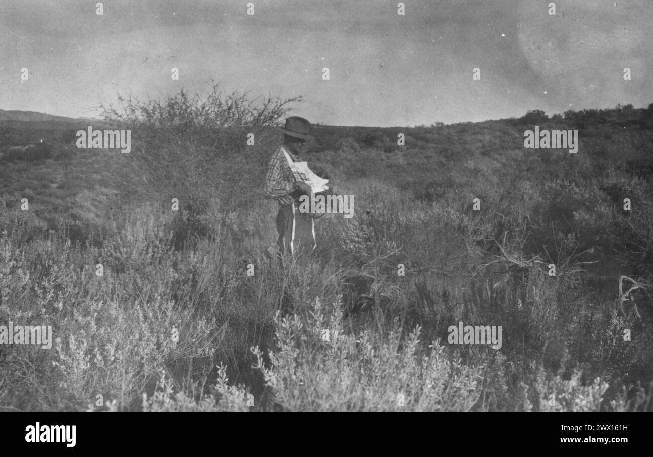 Fotografia di un uomo che usa una falciatrice di semi di Cahoon per disperdere i semi in una riserva indiana in California CA. 1936-1942 Foto Stock
