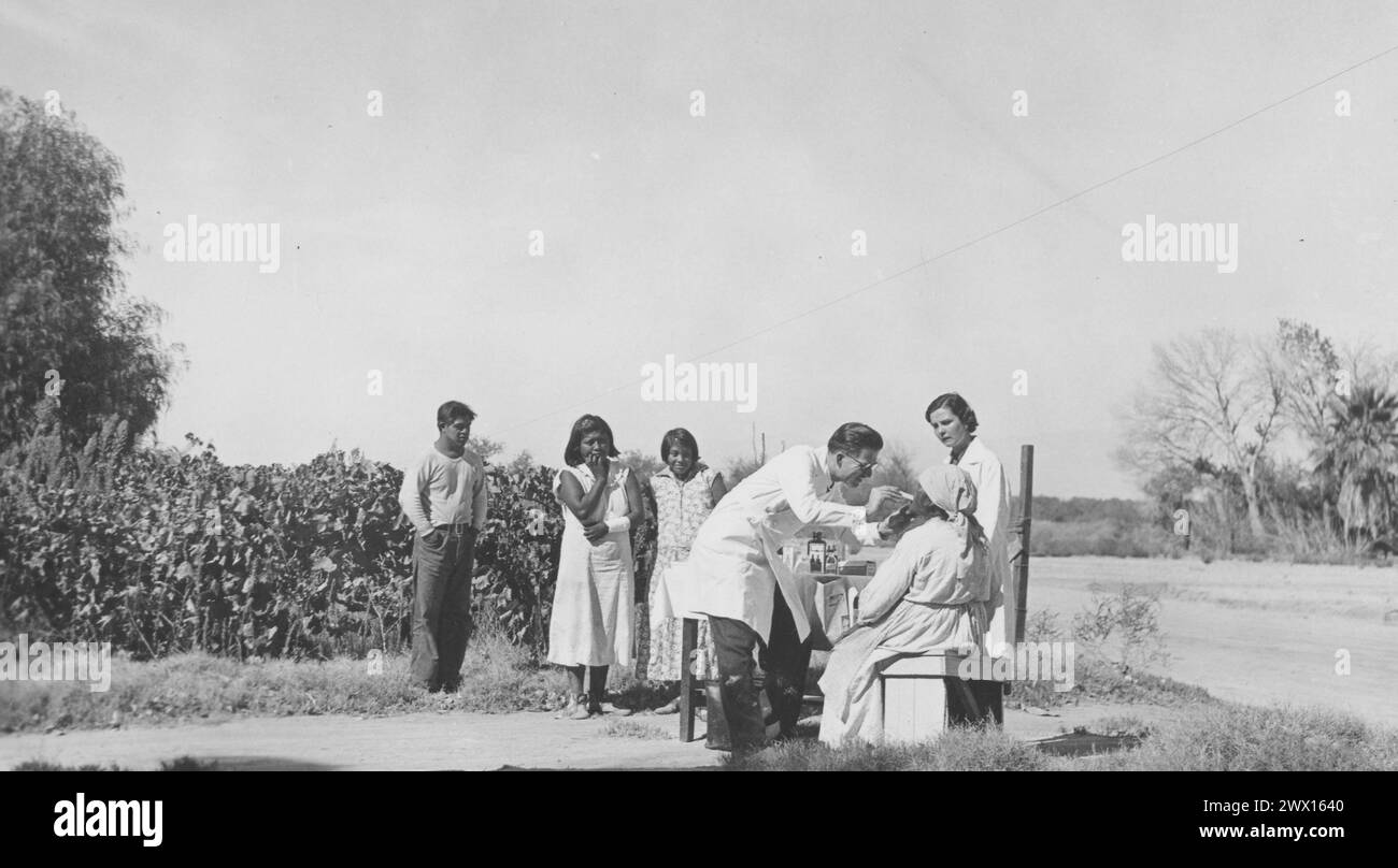 Fotografia di un paziente che riceve un trattamento presso la riserva Torres-Martinez in California CA. 1936-1942 Foto Stock