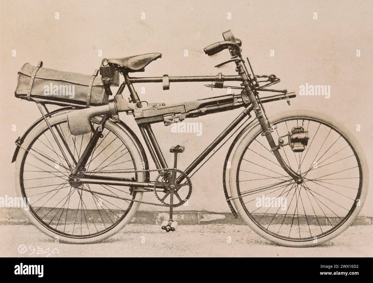 Bicicletta con una pistola Hotchkiss da .303 pollici trasportata attraverso il telaio CA. 1918 Foto Stock