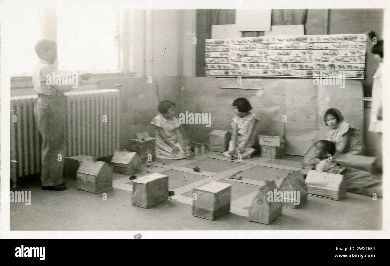 Giovani studenti di seconda elementare che imparano i vicoli in una scuola indiana in South Dakota, California. 1926-1956 (probabilmente 1930 o 1940) Foto Stock