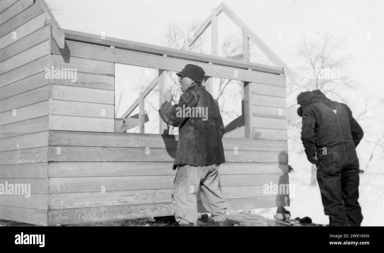 Didascalia originale: Indiani che lavorano al Poultry House sull'Oyate di Sisseton-Wahpeton della riserva Lake Traverse, South Dakota CA. 1936-1942 Foto Stock