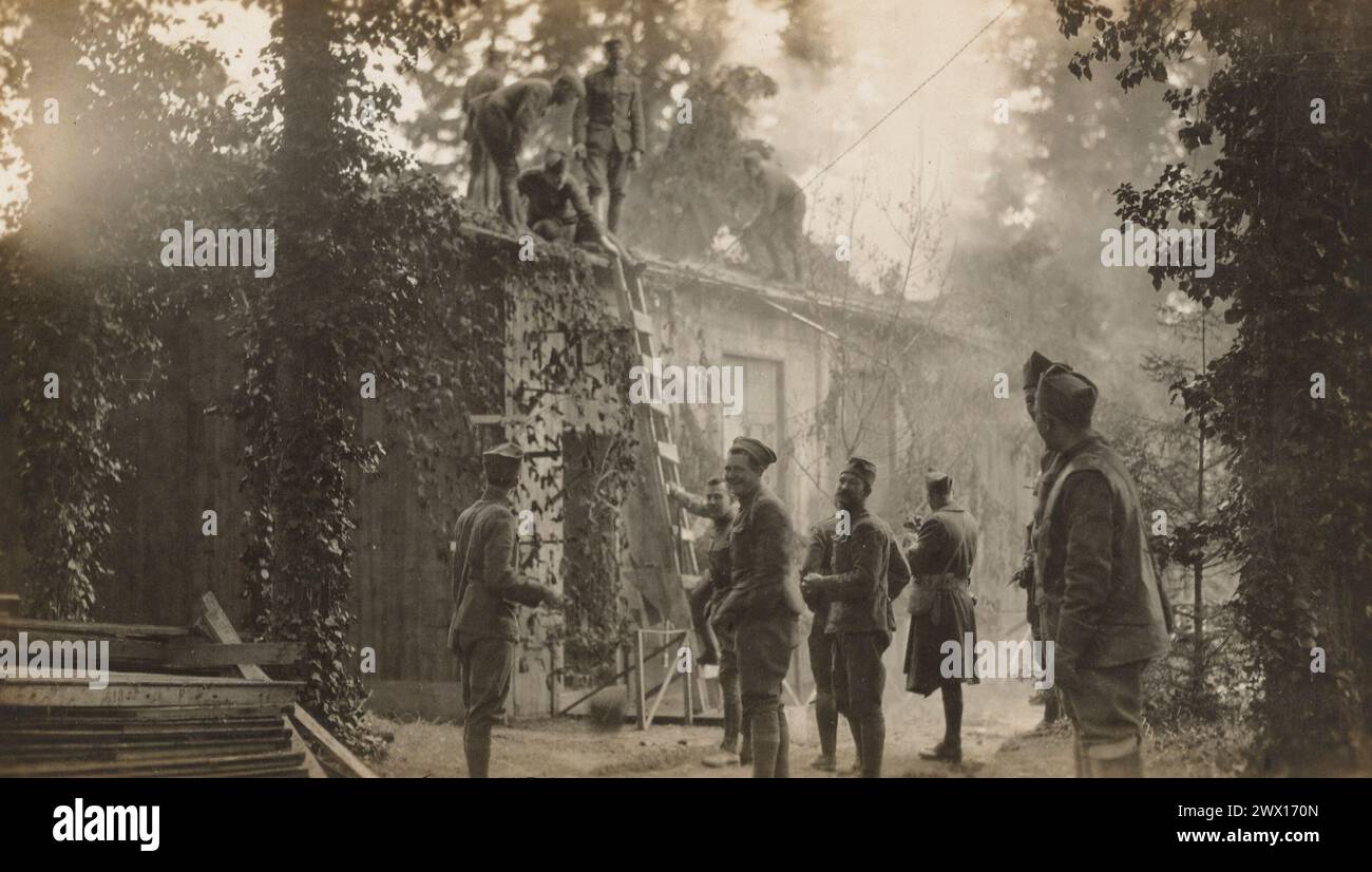 2nd Engineers camuffare uno dei nuovi edifici per uffici presso la sede centrale, 26th Division, Boucq France CA. 1918 Foto Stock